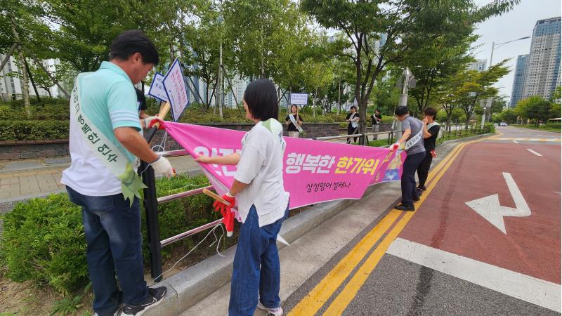 연수구는 개학을 맞아 학교 주변에 무분별하고 어린이 보행환경을 해치는 불법광고물 근절을 위해 19일 첨단초등학교 인근에서 불법광고물 일제 정비와 캠페인을 실시했다